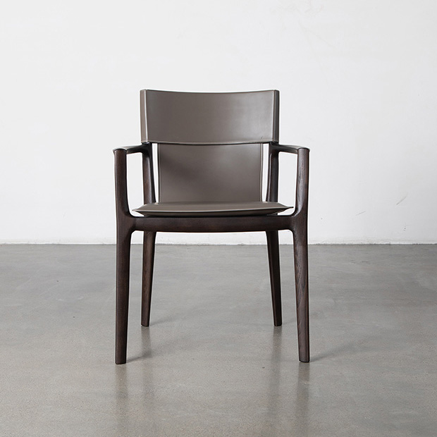 Chaise Isadora en cuir de selle réplique